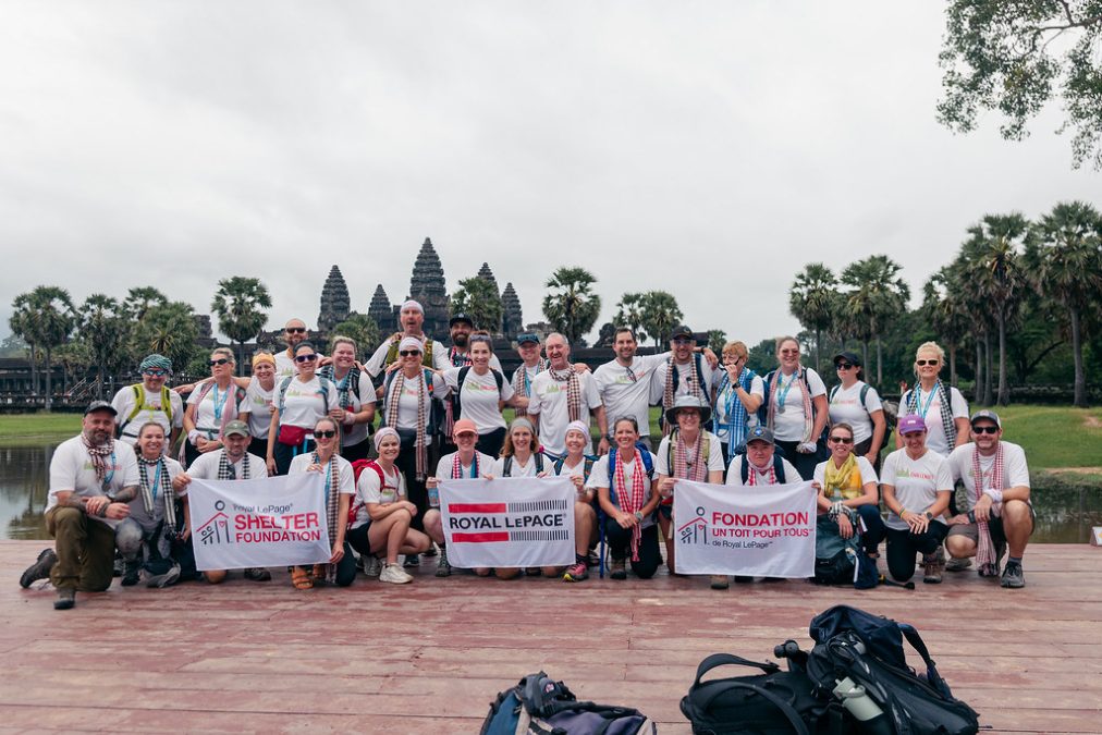 Un groupe de randonneurs pose pour une photo devant Angkor Wat au Cambodge.
