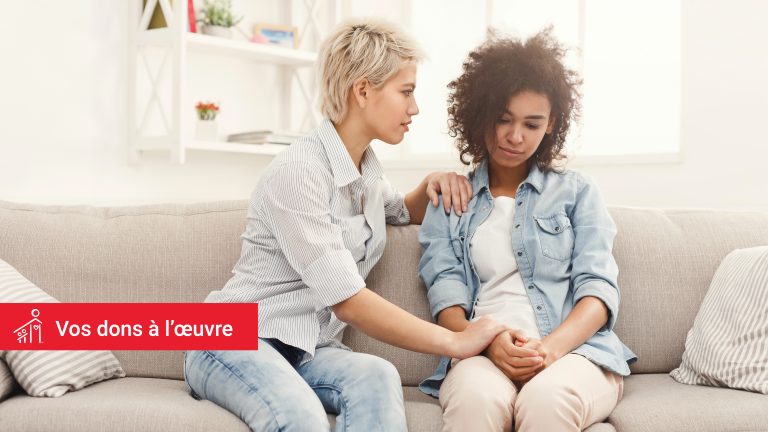 Deux femmes assises sur un canapé dans le salon