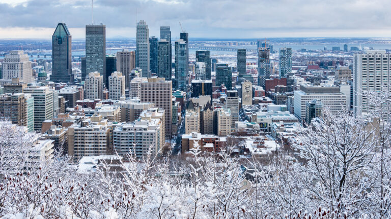 Vue aérienne de la silhouette de Montréal en hiver