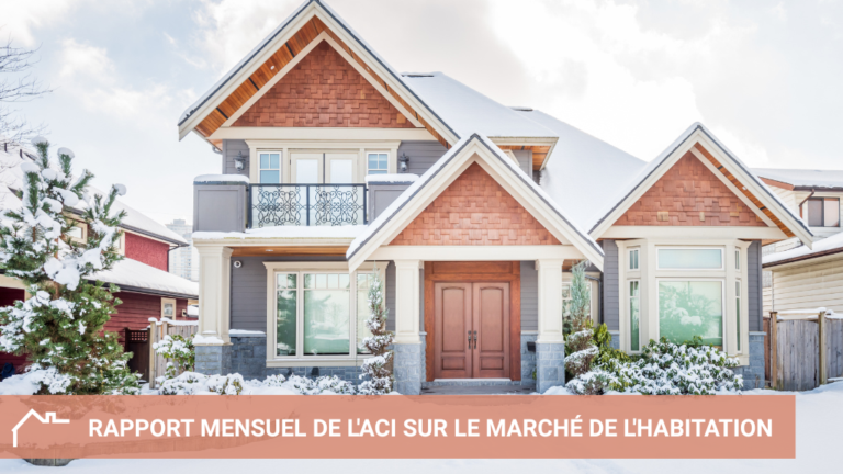 Une maison unifamiliale de luxe détachée recouverte de neige