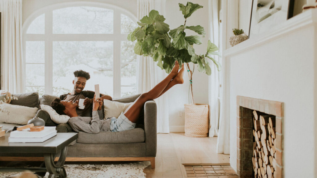 Un couple se détend ensemble sur le canapé du salon.