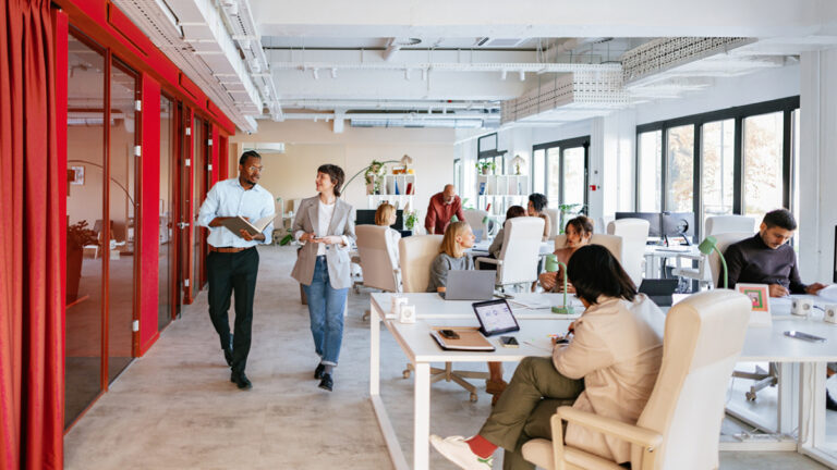 Groupe de professionnels collaborant dans un espace de bureaux moderne et lumineux