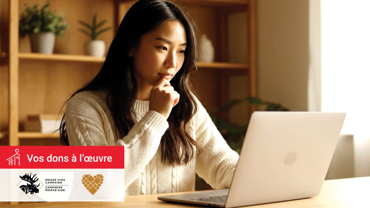 Une femme autochtone regarde un ordinateur portable