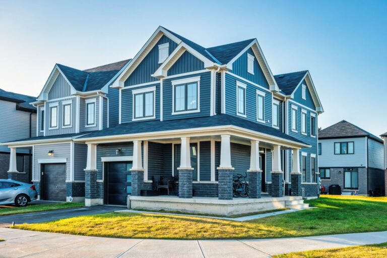 Une maison neuve à Brantford, en Ontario (Canada), par une journée ensoleillée.