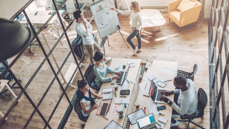 Bureau moderne de type open space avec des employés à leurs postes de travail