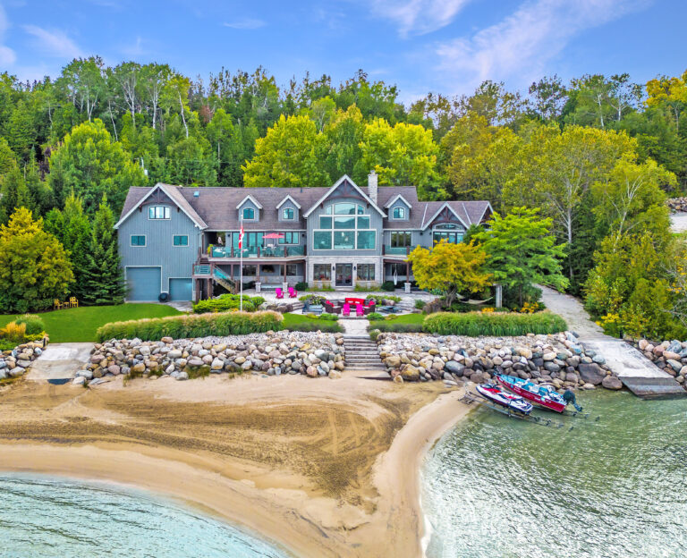 Grande maison de loisirs de luxe avec vue sur le lac et la plage pendant la journée