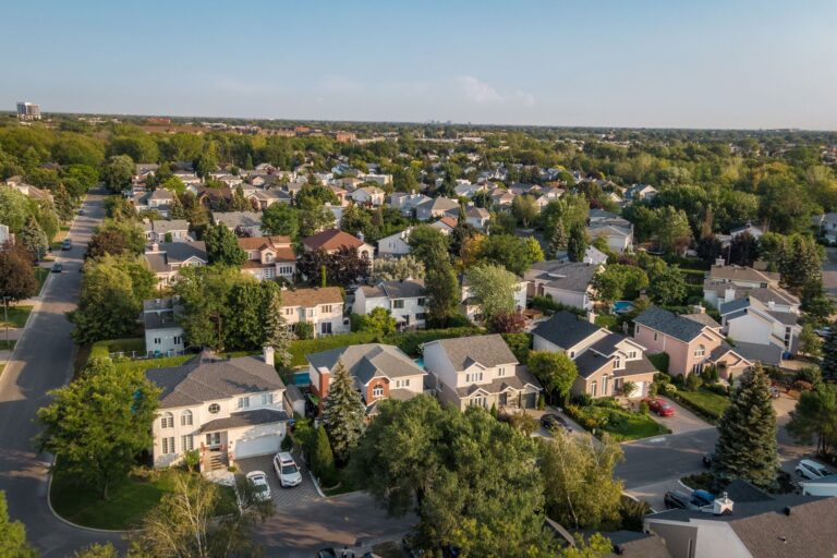 Vue aérienne des maisons et des rues d'un magnifique quartier résidentiel de Montréal, au Québec