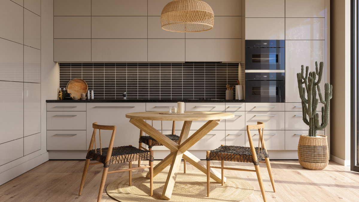 Intérieur de cuisine moderne avec des placards beiges, une table à manger en bois, des chaises et un cactus
