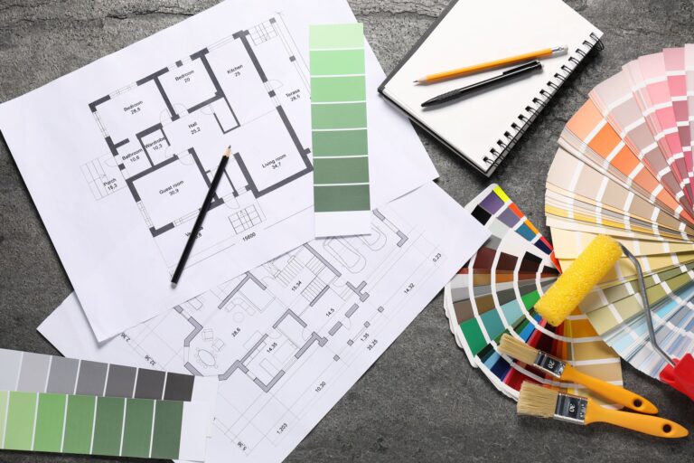 Plans de maison et divers outils de décoration posés sur une table grise, photo de stock en plan fixe
