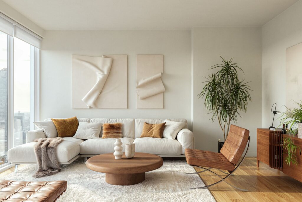 Salon minimaliste avec un canapé blanc douillet, de beaux coussins, des meubles en bois et une décoration moderne