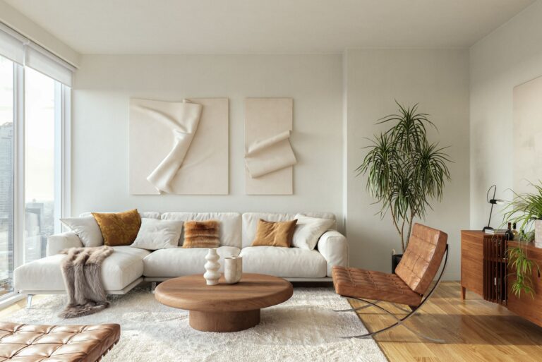 Salon minimaliste avec un canapé blanc douillet, de beaux coussins, des meubles en bois et une décoration moderne
