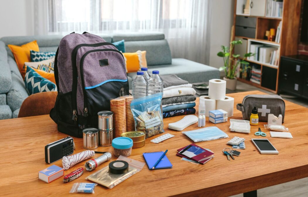 Un kit de fournitures d'urgence sur une table de cuisine