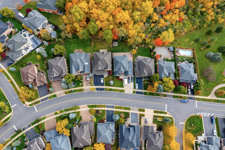Vue aérienne d'un quartier de banlieue à l'automne
