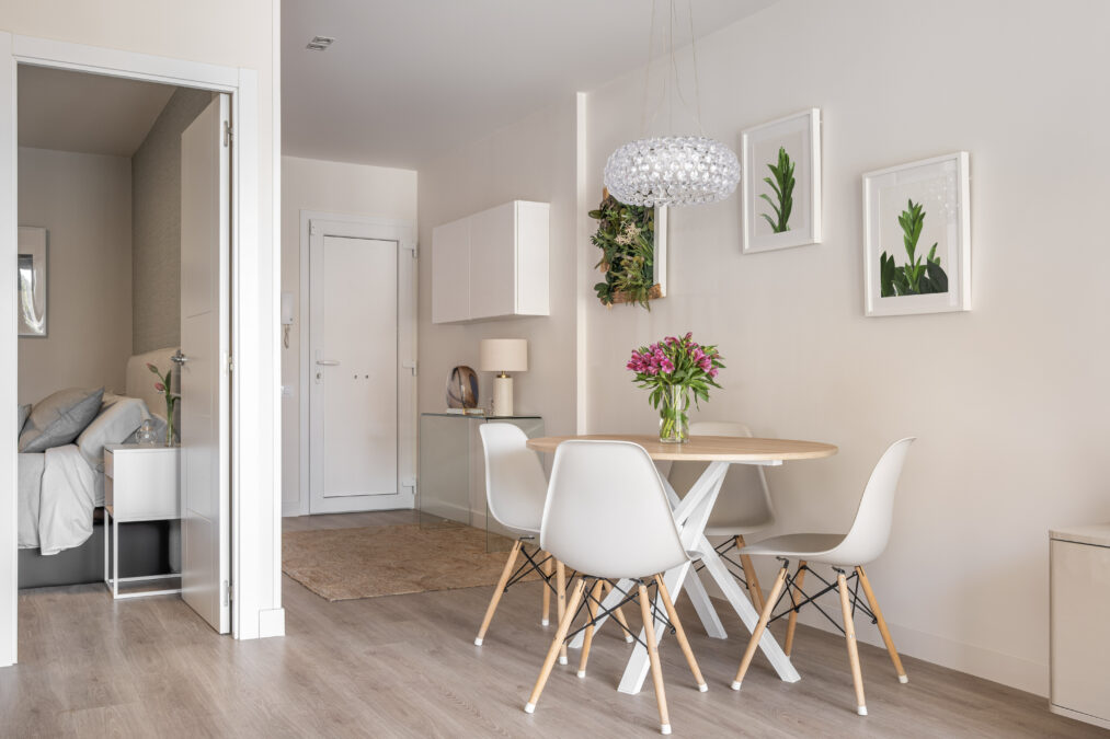 Salle à manger moderne d'un condo adjacente à la chambre et à l'entrée principale