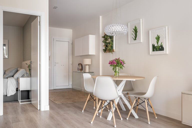 Salle à manger moderne d'un condo adjacente à la chambre et à l'entrée principale