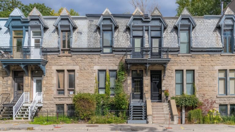Maisons de ville victoriennes au Québec par une journée ensoleillée