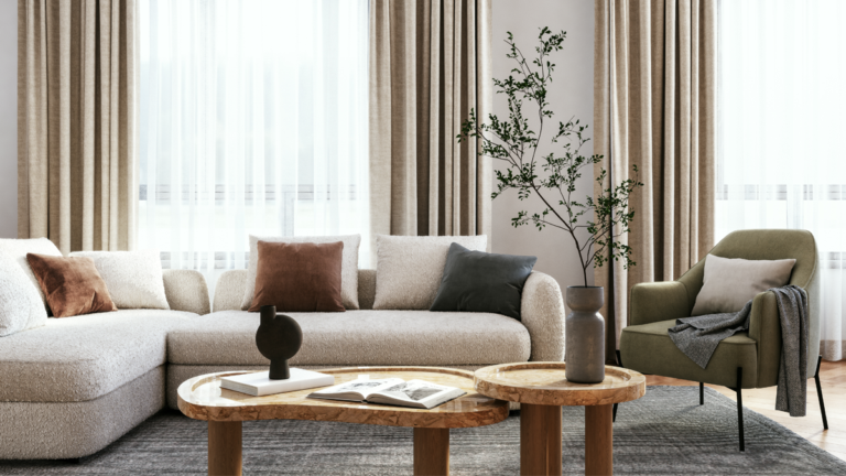 Intérieur d’un salon avec des meubles aux teintes beige, brune et verte, et des éléments en bois